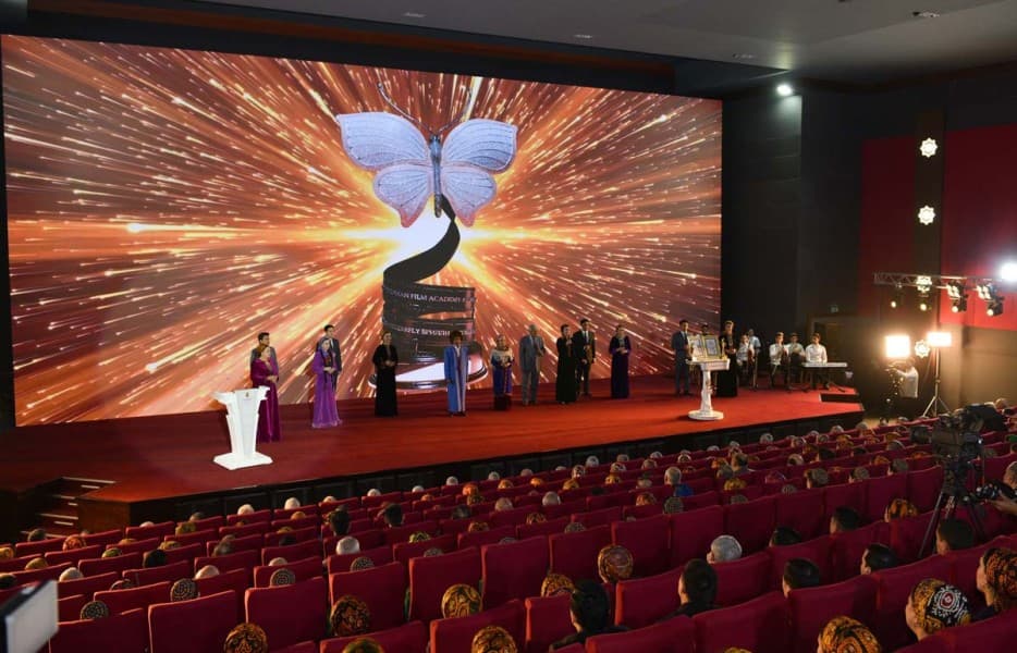 kompozitor-kinofilminin-ustunligi-zehinin-ykrar-edilmegi-we-goldawyn-guyji