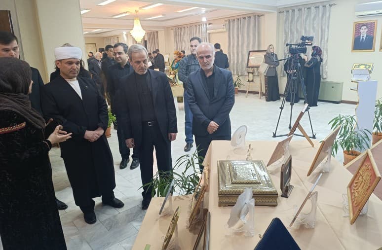 eyr-nyn-asgabatdaky-ilcihanasynyn-medeniyet-merkezinde-gurhan-sergisi-we-agzacar-sadakasy-guraldy