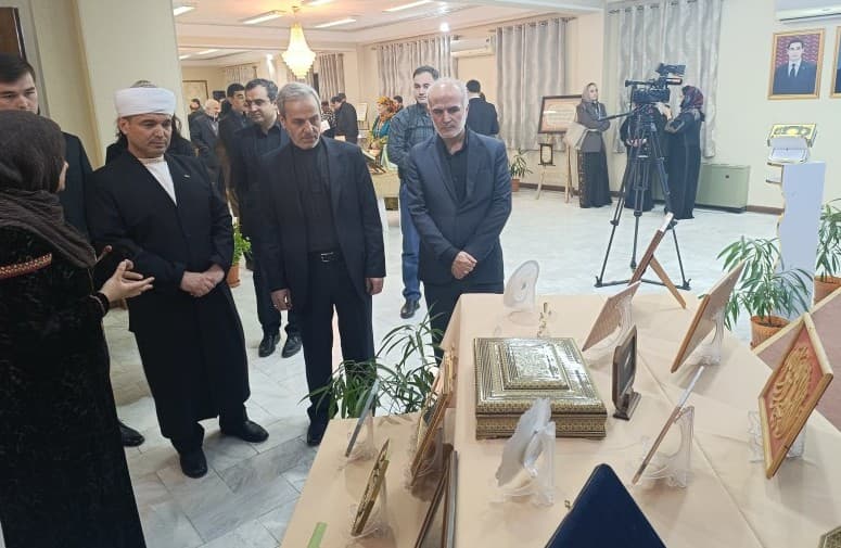 Сегодня в Культурном центре Посольства Исламской Республики Иран в Туркменистане была организована выставка Корана, посвящённая памяти Великого духовного лидера страны, шахида аятоллы Сейеда Али Хаменеи. Также по случаю священного месяца Рамадан был дан ифтар (разговение)