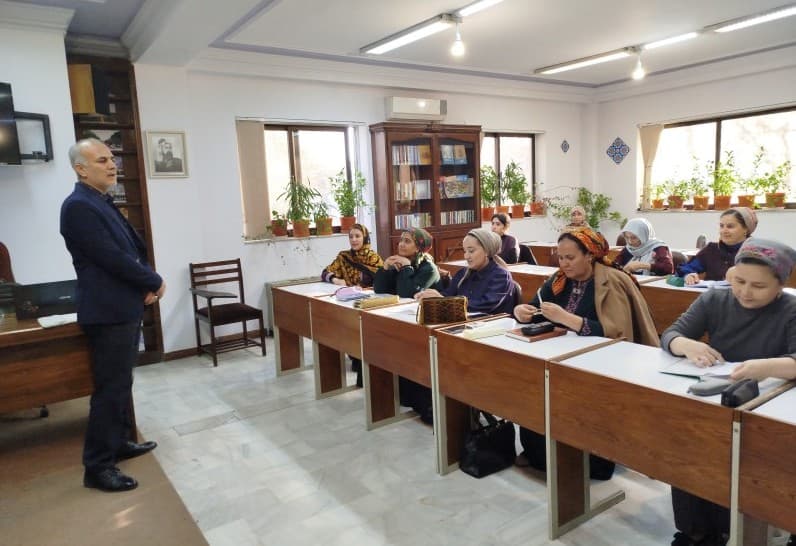 eyranly-professorlar-asgabatda-pars-dili-boyunca-hunar-kamillesdiris-okuwlaryny-geciryarler