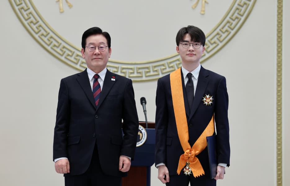 Günorta Koreýada taryhy waka bolup geçdi ýagny wirtual we nusgawy sport görnüşleriniň arasyndaky serhetleri gutarnykly ýok etdi. “League of Legends” oýnunyň gahrymany, T1 toparynyň kapitany we dünýäde “Faker” lakamy bilen tanalýan Li San Hýok, taryhda iň ýokary döwlet sylagyna — “Gök aždarha” sport ordenine mynasyp bolan ilkinji kiber-türgen boldy