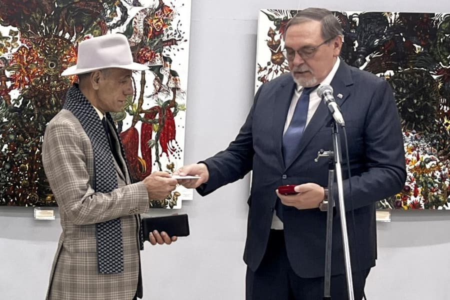 asgabatda-suratkes-berdiguly-amansahedowy-gutladylar