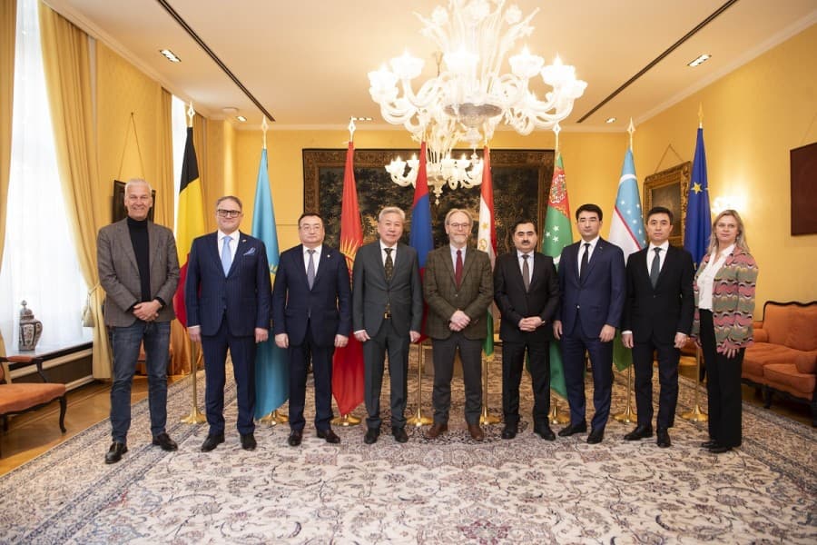 merkezi-aziya-yurtlarynyn-ilcileri-belgiyanyn-wekiller-palatasynyn-baslygy-bilen-dususdylar