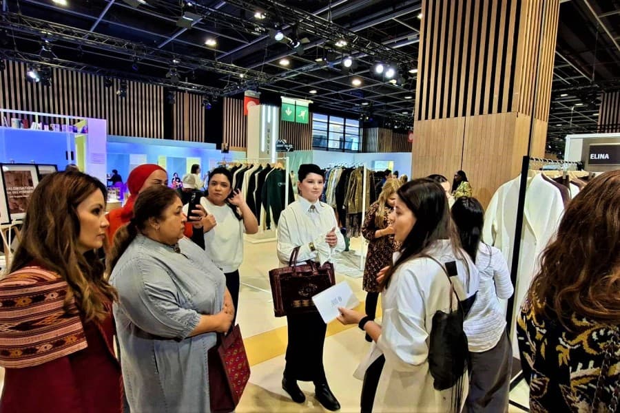 turkmen-zenan-telekecileri-parizde-gecirilen-abrayly-dizayn-sergilerine-baryp-gorduler