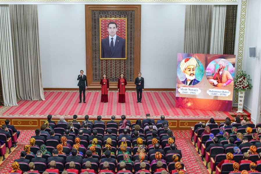 danalaryn-mirasy-dostluk-koprusi-turkmen-milli-dunya-dilleri-institutynda-edebiyat-agsamy