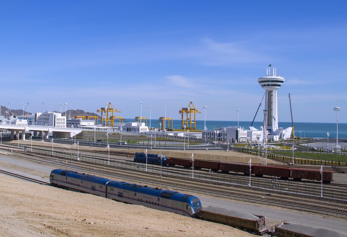 es-i-turkmenistan-usilivayut-partnyorstvo-dlya-razvitiya-transkaspijskogo-koridora