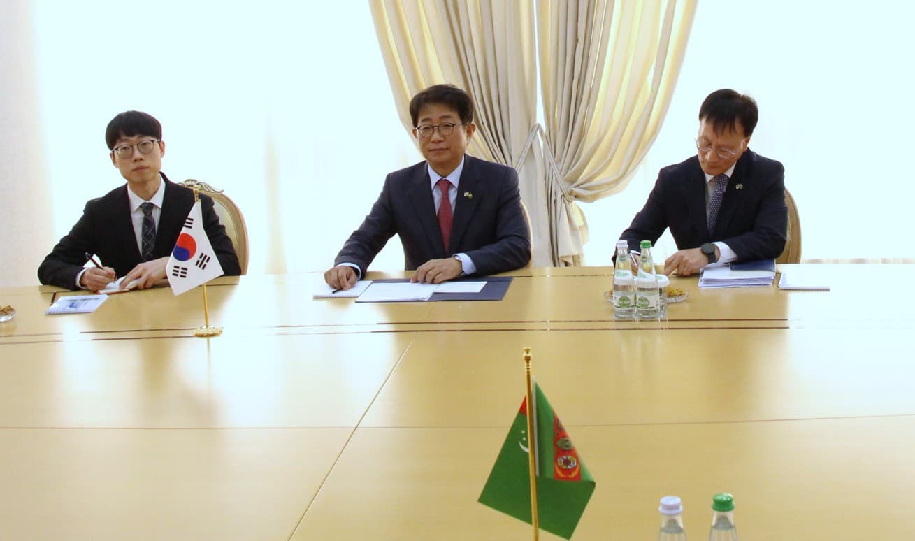 ministr-zemel-infrastruktury-i-transporta-respubliki-koreya-provel-peregovory-v-ashhabade