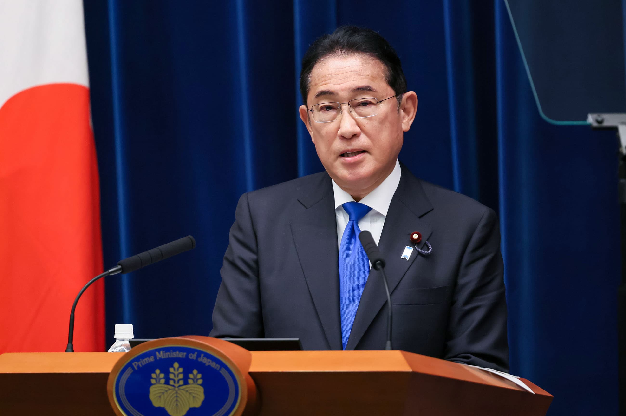 premer-yaponii-fumio-kisida-dosrochno-pokidaet-svoj-post