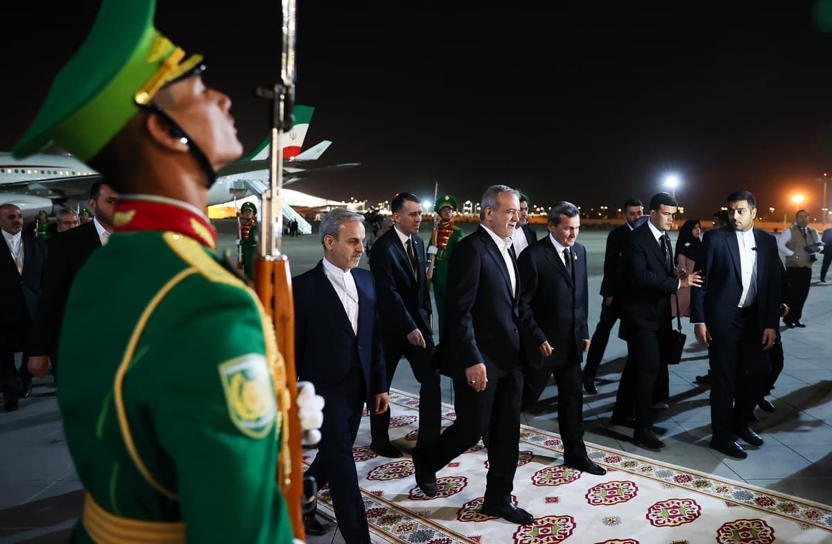 eyranyn-prezidenti-masud-pezeskian-asgabadyn-howa-menzilinde-garsy-alyndy