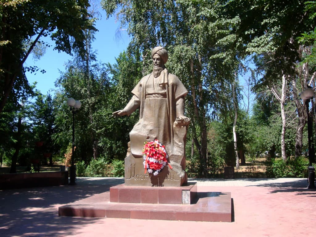 В Астрахани возложили цветы к памятнику Махтумкули Фраги