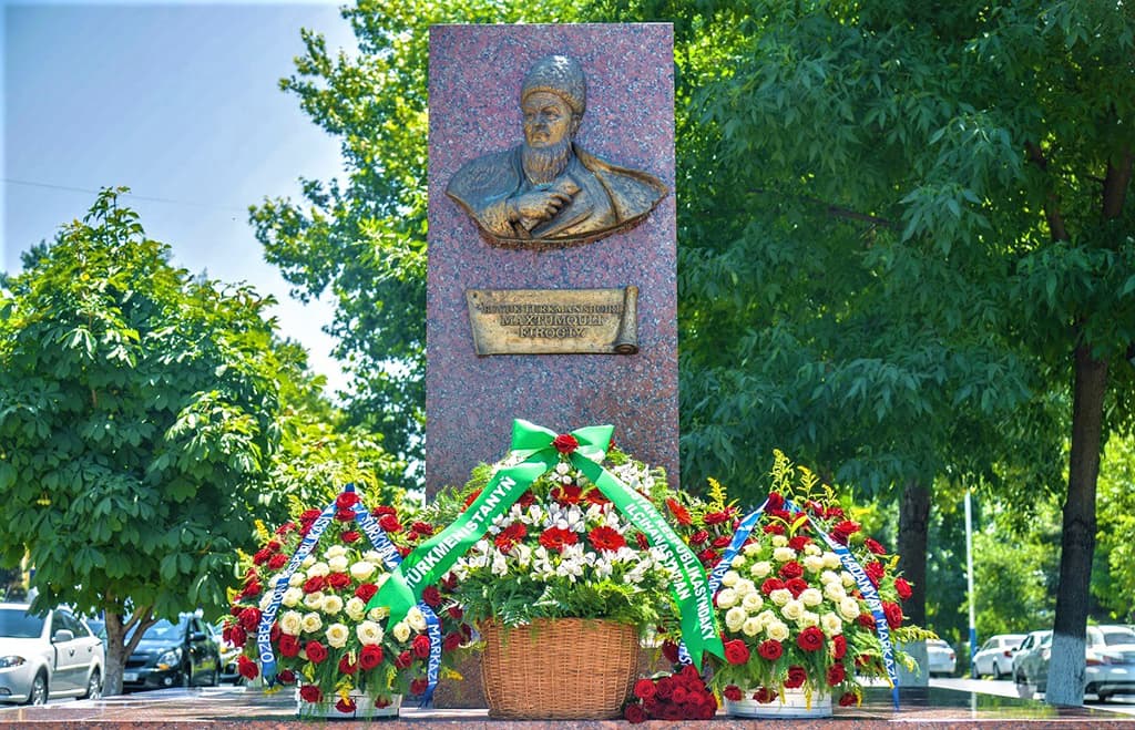В Ташкенте возложили цветы к памятнику Махтумкули