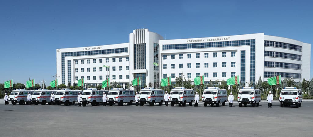 pediatricheskie-otdeleniya-bolnic-lebapa-poluchili-v-dar-novye-avtomobili-skoroj-pomoshchi