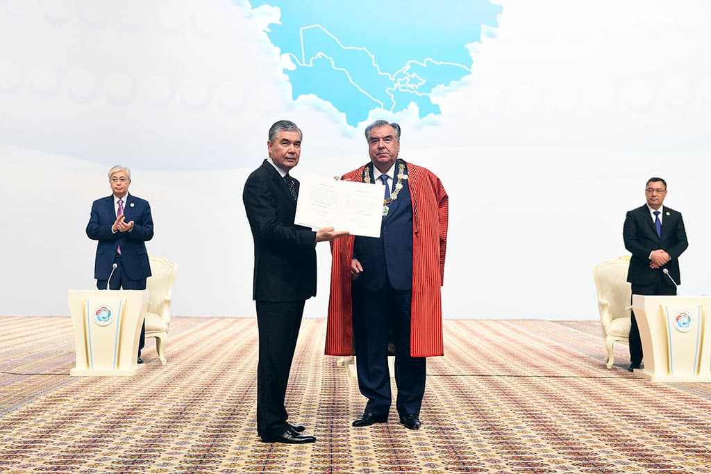 Berdimuhamedov handed Rahmon the Honourable Sign of the Central Asian states