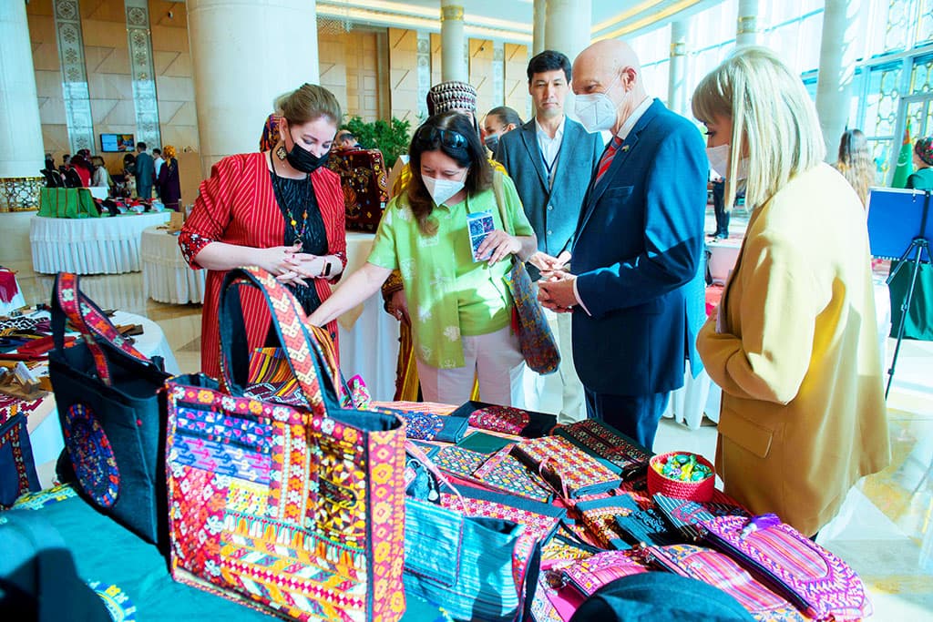 USAID opens way for turkmen crafts to be sold globally