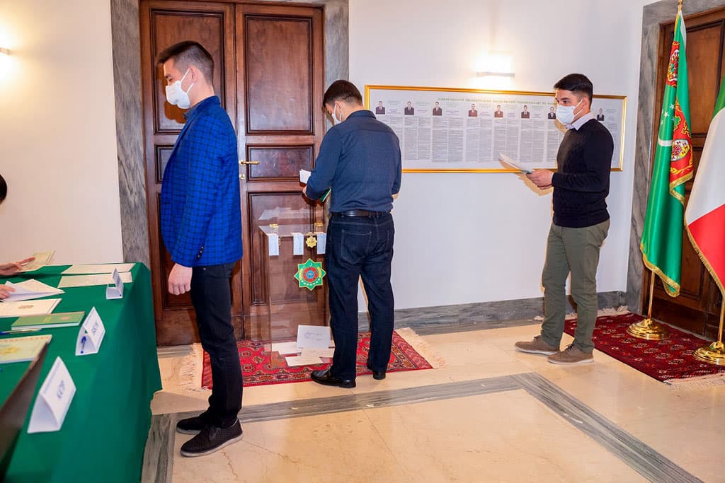 Явка туркменских избирателей в Италии составила 100% к 13.00