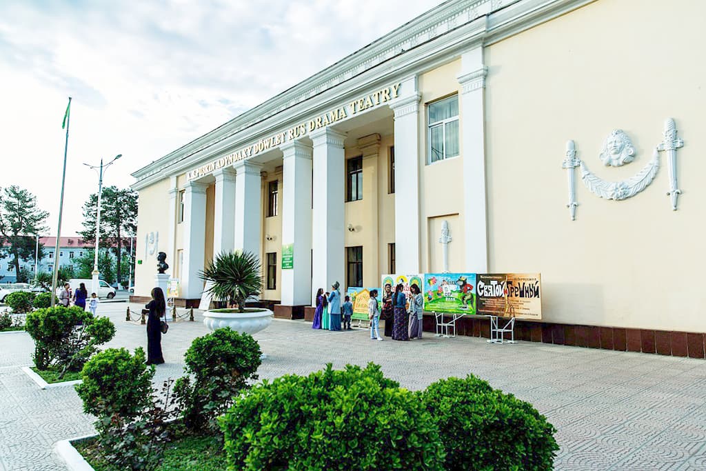 Пушкинский театр приглашает ашхабадцев на премьеру спектакля «8 любящих женщин»