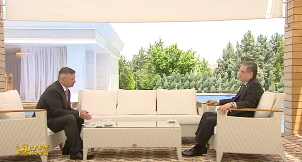 Gurbanguly Berdimuhamedow Aşgabat şäheriniň gününde paýtagtymyzyň myhmanlary bilen duşuşyk geçirdi