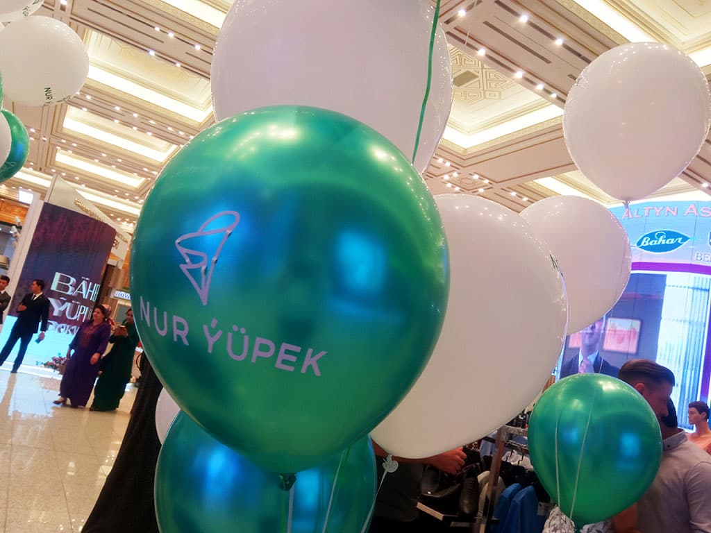 Nur Ýüpek “Bahar-tomus 2022” atly täze biçüwdäki lybaslaryň görkezilişini gurnady
