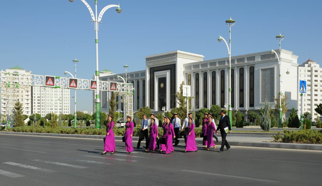 voditelyam-turkmenistana-napomnili-o-neobhodimosti-ostanavlivatsya-pered-peshehodnymi-perehodami