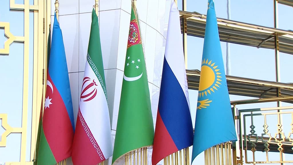 prezident-turkmenistana-provel-dvustoronnie-vstrechi-s-kollegami-po-kaspijskoj-pyaterke