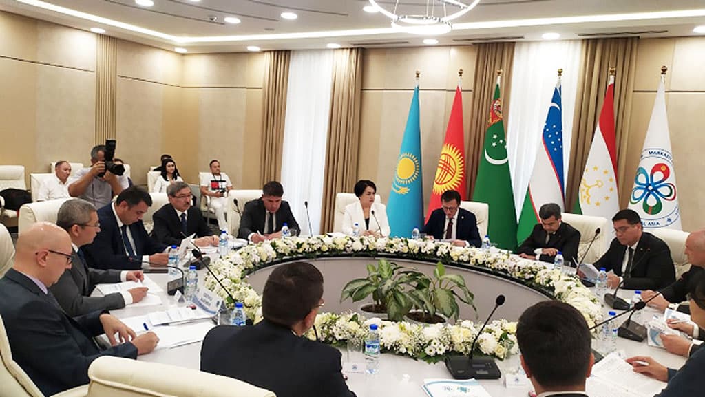 asgabat-we-daskent-taze-sertlerde-gatnasyklary-osdurmegin-geljegine-baha-berdiler