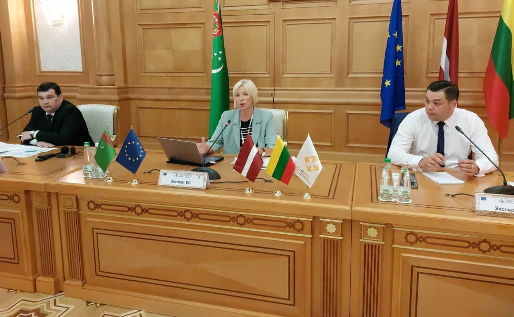 Программа содействия управлению границами в Центральной Азии (БОМКА), финансируемая Европейским Союзам, организовала в Ашхабаде трехдневный национальный семинар, посвященный вопросам сотрудничества между пограничной, миграционной и таможенной службами Туркменистана, сообщает организация в своем пресс-релизе.