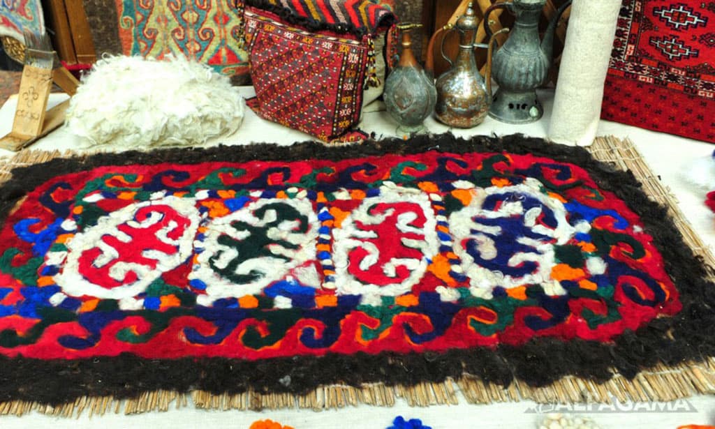 solnechnye-uzory-turkmenskoj-koshmy-cherez-stoletiya