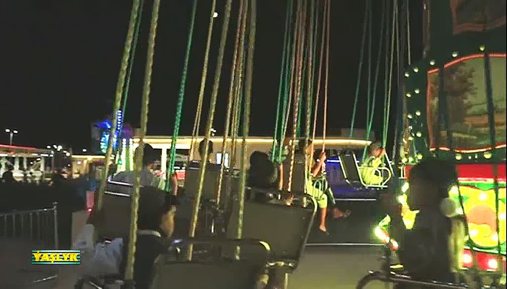 childrens-amusement-park-has-been-opened-seaside-village-esenguly