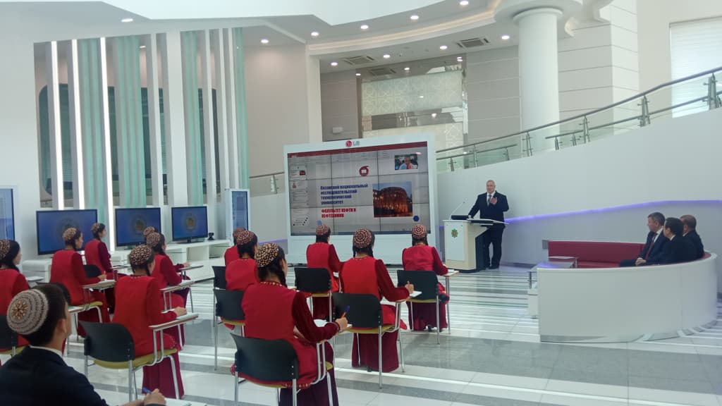 uchastniki-foruma-ogt-2022-posetili-mezhdunarodnyj-universitet-nefti-i-gaza-v-ashhabade