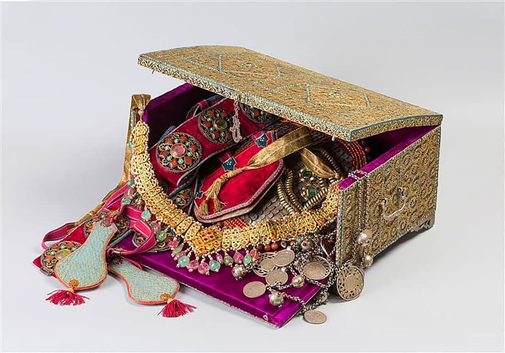 shedevry-yuvelirnogo-iskusstva-narodov-evrazii-predstavili-v-muzee-minska