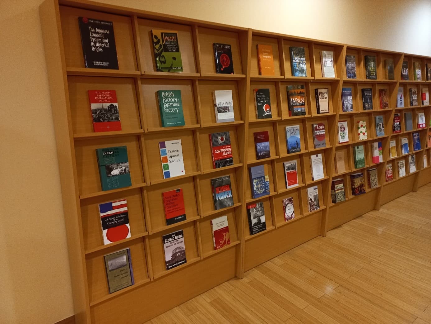 Türkmenistanyň ýokary okuw mekdebine Ýaponiýa barada 50 kitap sowgat berildi