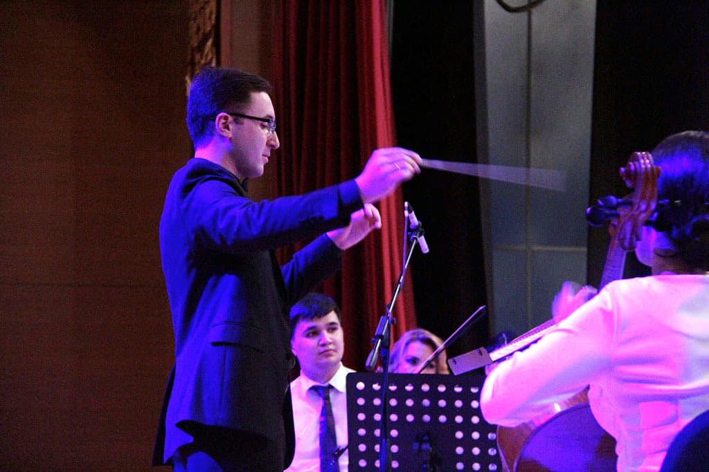 Tahyr Ataýewiň orkestri Rok vol.2 konsertinde meşhur rok toparlarynyň aýdymlarynyň aranžirlenmesini ýerine ýetirer