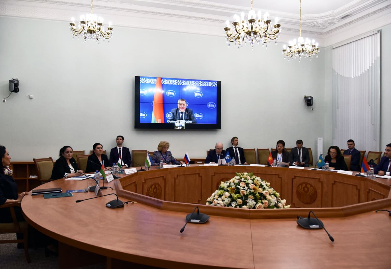 Türkmenistanyň Adalatçysy Ýazdursun Gurbannazarowa GDA-daky kärdeşleri bilen adam hukuklary barada pikir alyşdy