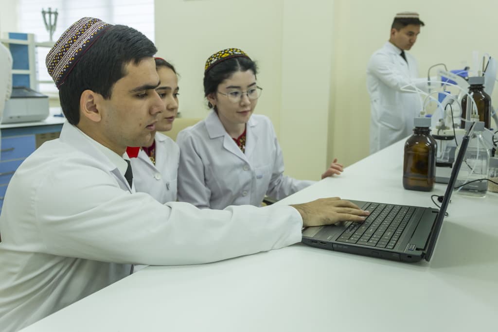 gurbanguly-berdymuhamedov-predlozhil-peresmotret-stati-gosbyudzheta-po-socvyplatam-molodezhi