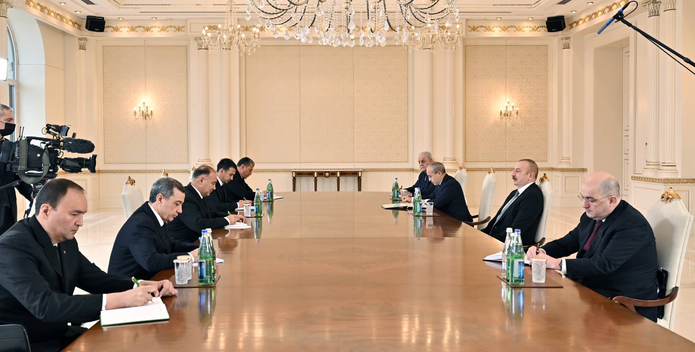 Azerbaýjanyň prezidenti Türkmenistanyň wekiliýeti bilen hyzmatdaşlygyň ileri tutulýan ugurlaryny ara alyp maslahatlaşdy