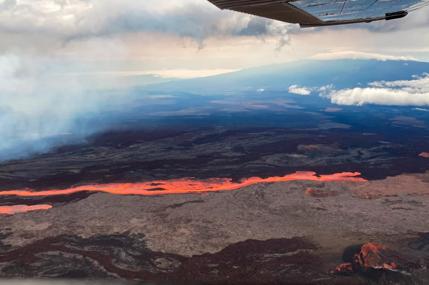 worlds-largest-active-volcano-has-begun-erupt-hawaii