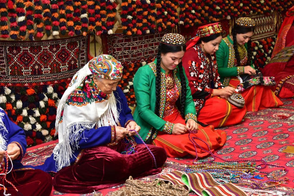 Türkmeniň el keşdesi ÝUNESKO-nyň maddy däl medeni mirasynyň sanawyna goşuldy