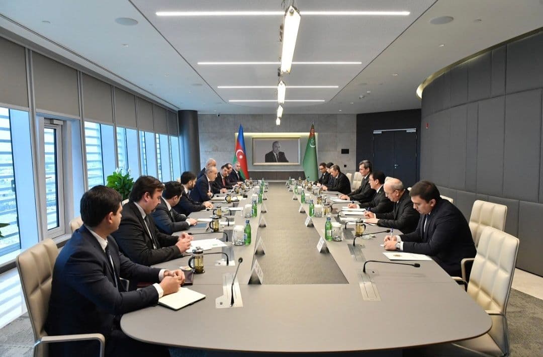 Aşgabat we Baku ykdysady gatnaşyklary giňeltmegiň ýollaryny ara alyp maslahatlaşýarlar