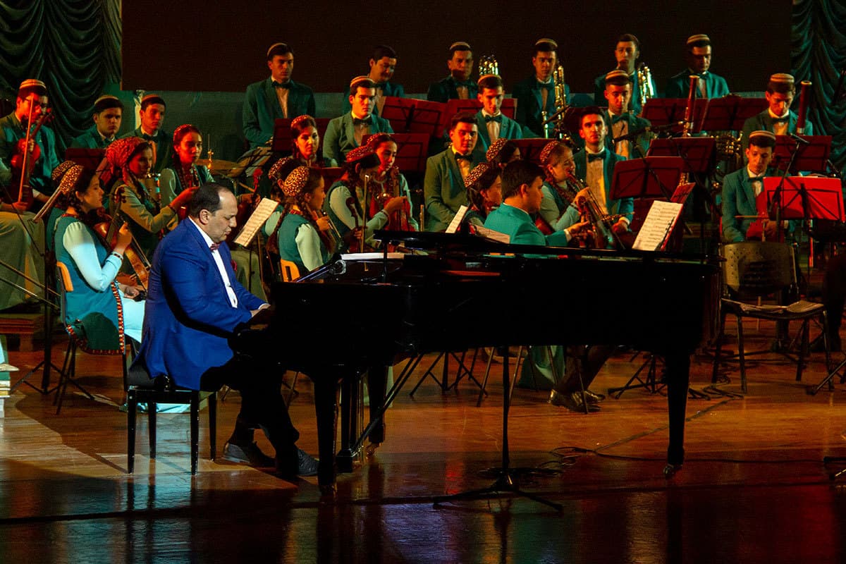 «Türkmenistan» kinokonsert zaly hemmeleri Röwşen Nepesowyň konsertine çagyrýar
