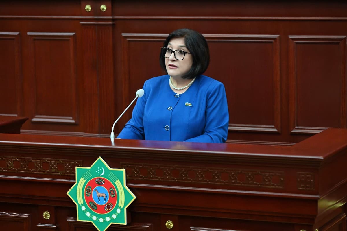 Serdar Berdimuhamedow Azerbaýjan parlamentiniň ýolbaşçysyny orden bilen sylaglady