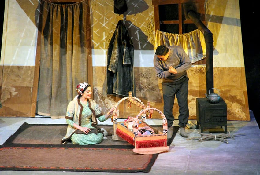 Alp Arslan adyndaky drama teatry Bitaraplyk güni mynasybetli sahnalary goýýar