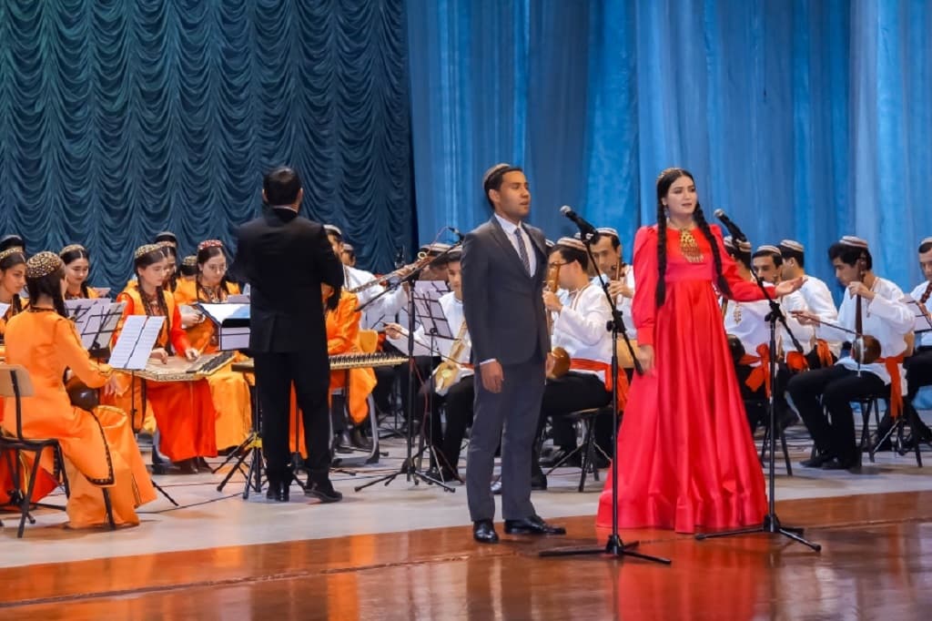 Türkmen konserwatoriýasy Bitaraplyk güni mynasybetli baýramçylyk konsertini berdi