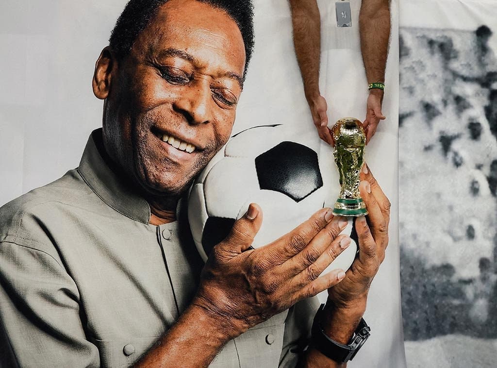 Futbol dünýäsi ýitgini başdan geçirýär - Pele aradan çykdy