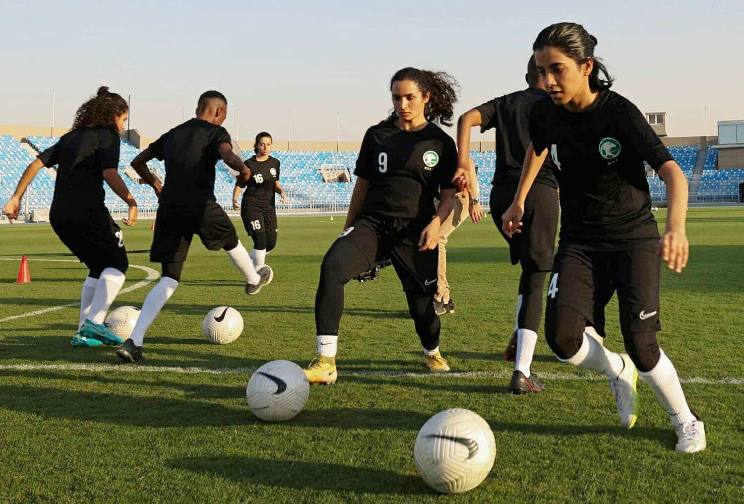 FIFA Saud Arabystanyndan ilkinji zenan futbol eminini belledi