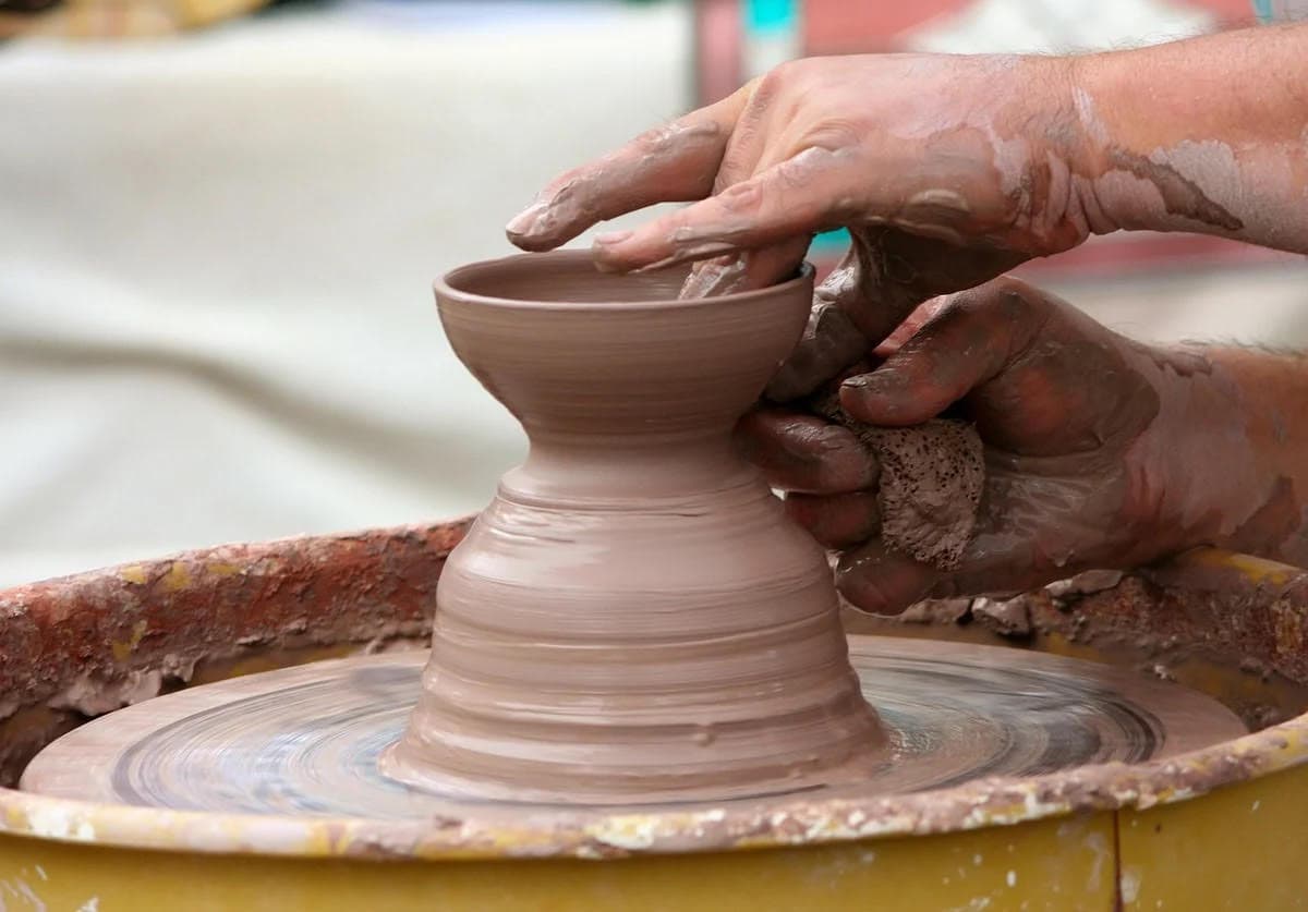 Knowledge about the modeling of ceramics came to Europe from the Caspian region