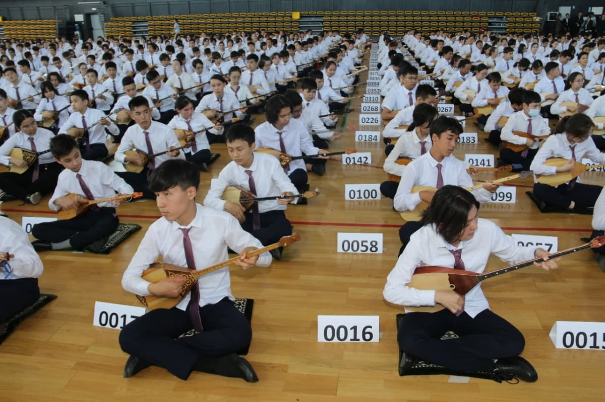 v-knigu-ginnesa-popal-urok-dombry-s-uchastiem-1000-shkolnikov-astany