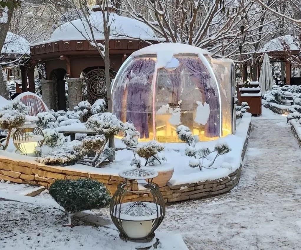 neobychnoe-kafe-s-prozrachnymi-kapsulami-otkrylos-v-prigorode-ashhabada