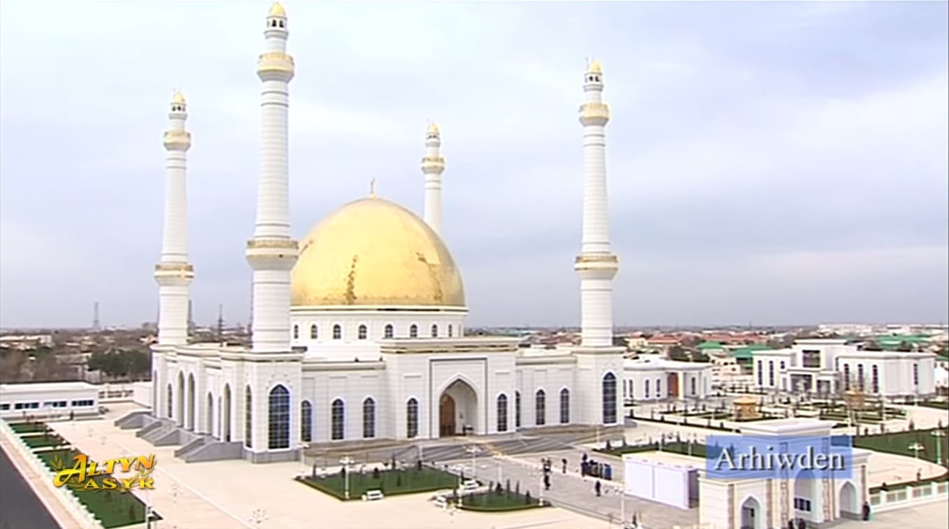Arkadag şäherinde Ahal welaýatynyň Baş metjidiniň ýanynda medrese dörediler