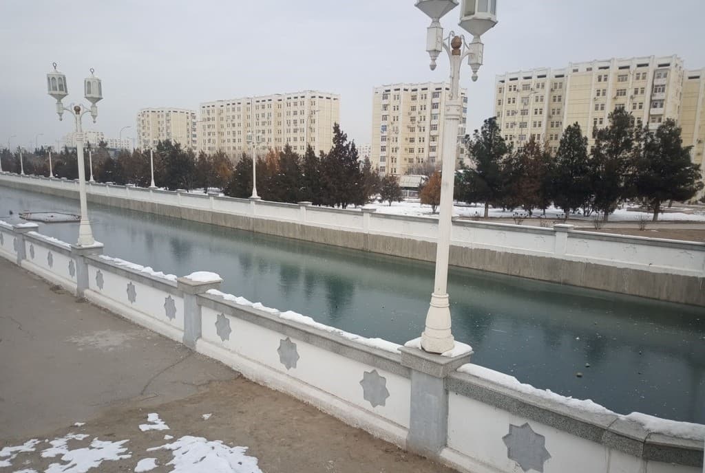 Aşgabatdaky kanal durnukly buz gatlagy bilen doly örtüldi