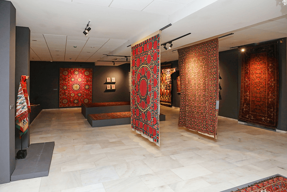 The Turkmen carpet of the XIX century is presented at the exhibition of a popular clothing brand in India